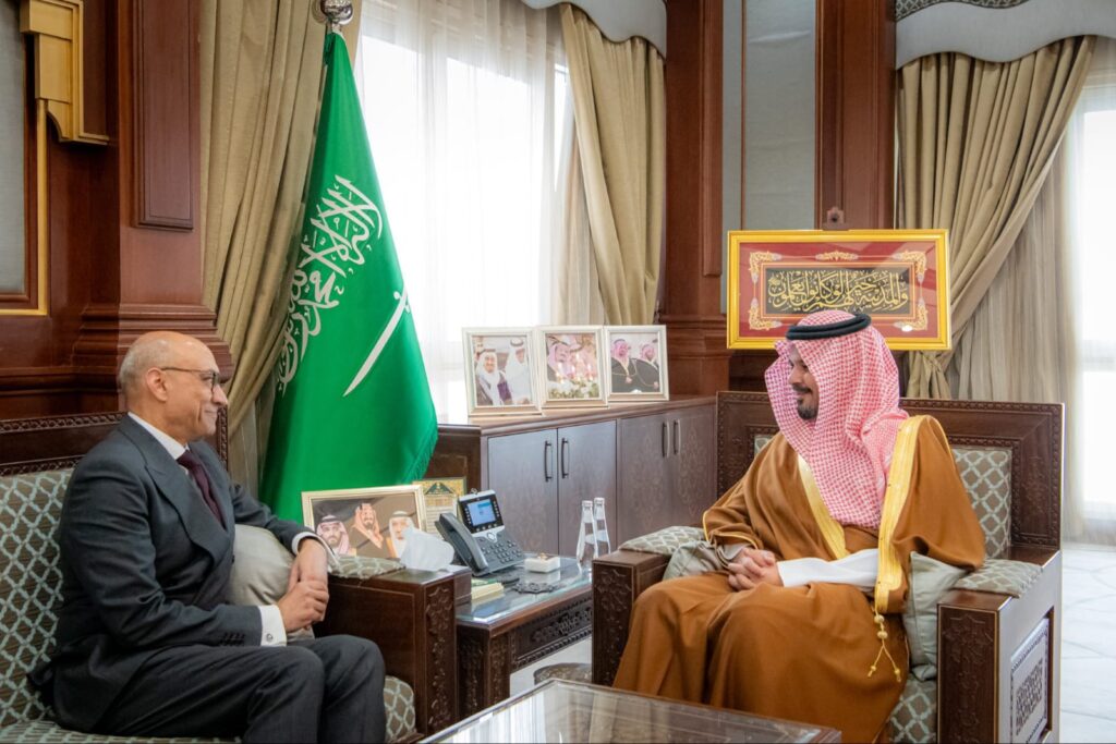 سفير باكستان أحمد فاروق يلتقي أمير منطقة المدينة المنورة لبحث تعزيز العلاقات الثنائية