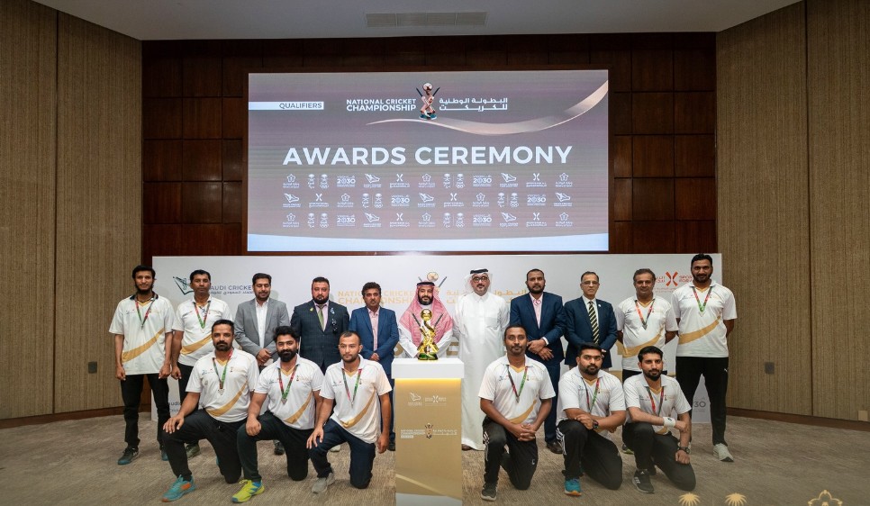 نائب رئيس الاتحاد السعودي للكريكيت نواف العطيبي والرئيس التنفيذي طارق سقا يكرّمان أبطال تصفيات بطولة الكريكيت الوطنية لجمعيتي الرياض والقصيم
