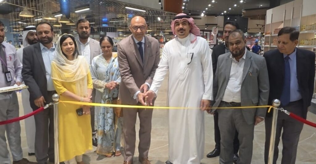 سفارة باكستان في الرياض تنظم مهرجان المانجو الباكستانية… النكهة الفريدة والرائحة الزكية تأسران الزوار