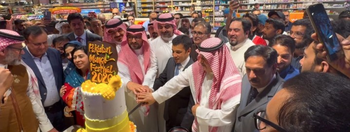 مهرجان المانجو الباكستانية في جدة يستقطب حضوراً واسعاً من السعوديين والجالية الباكستانية