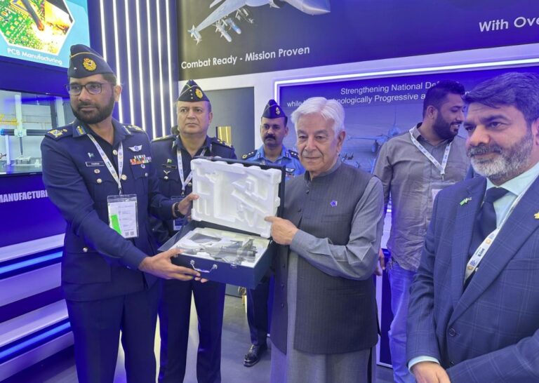 وزیرِ دفاع خواجہ محمد آصف کا ورلڈ ڈیفنس شو میں پاکستانی و سعودی دفاعی کمپنیوں کے اسٹالز کا دورہ