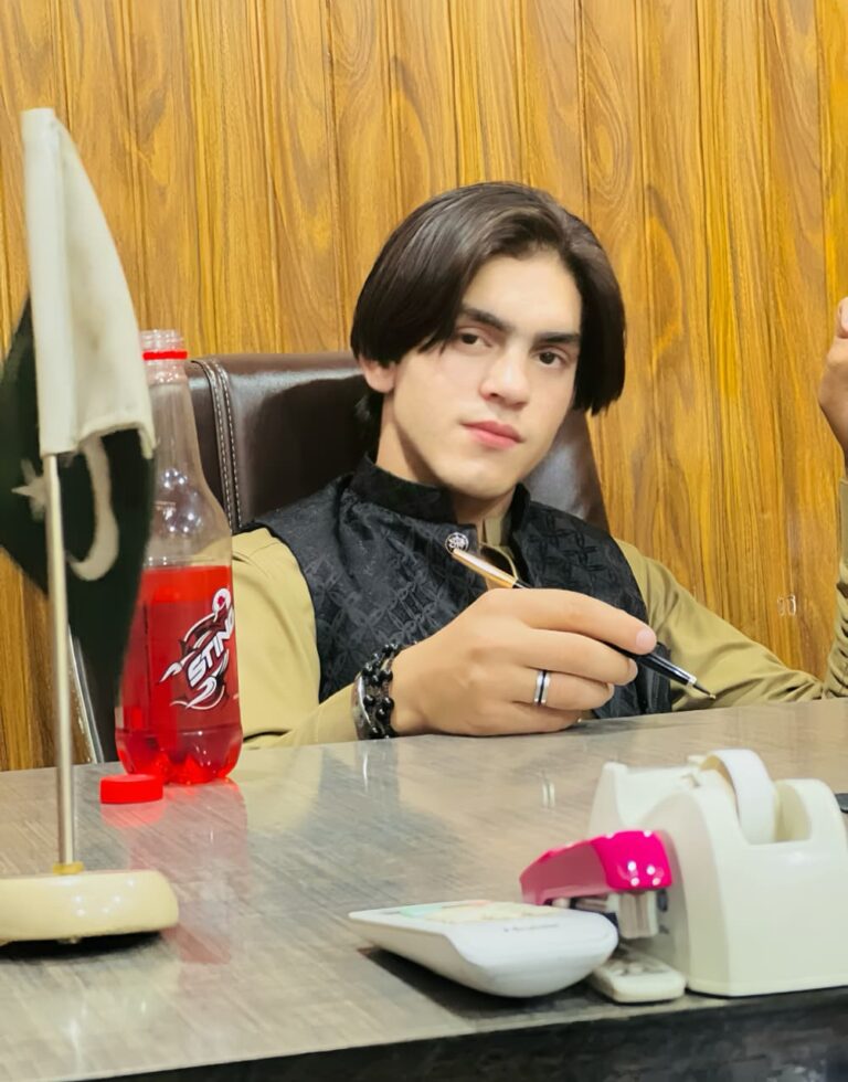 پاکستان کے ابھرتے ہوئے سوشل میڈیا اسٹار "پبی کنگ” ساجد خان نوجوانوں کے لیے نئی امید بن گئے